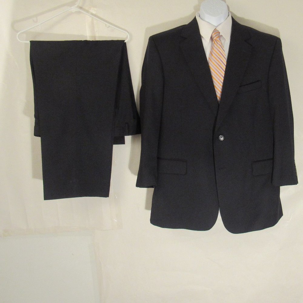 Suit - Picture 3 of 3